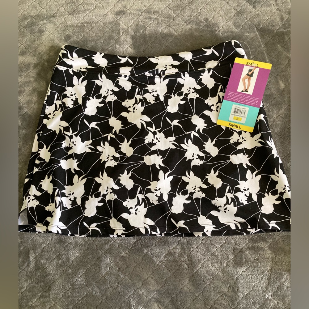 Tranquility misses skort.  Stretch pull on. Size small. Black/white